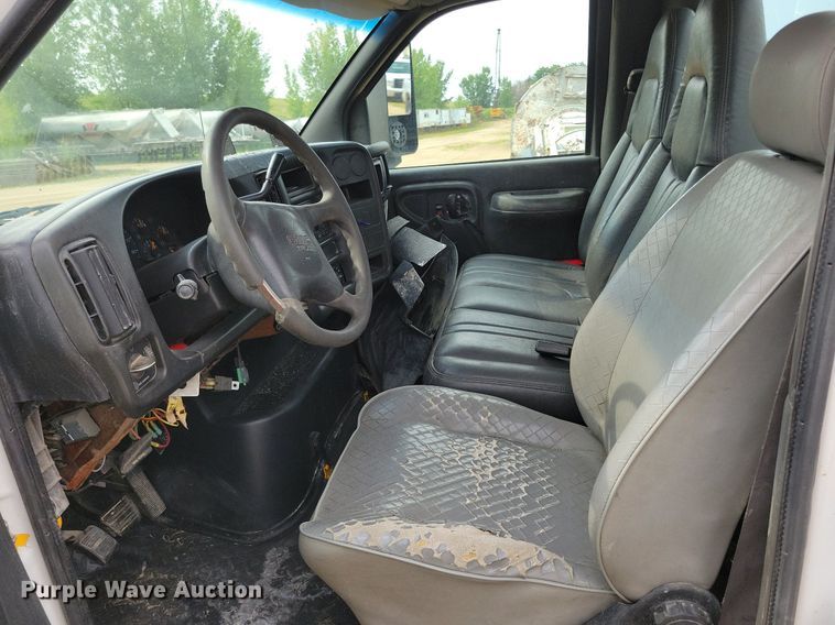 image for item DR4399 2004 GMC  C7500 truck cab and chassis