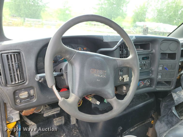 image for item DR4399 2004 GMC  C7500 truck cab and chassis