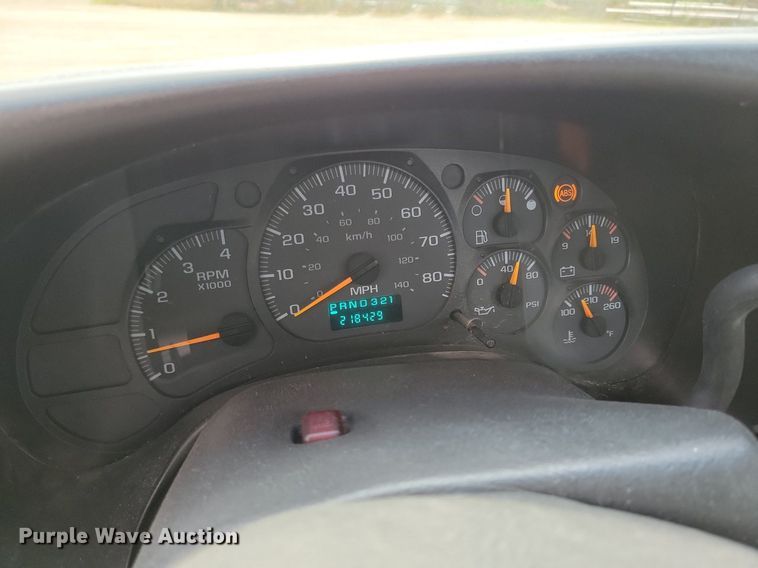 image for item DR4399 2004 GMC  C7500 truck cab and chassis