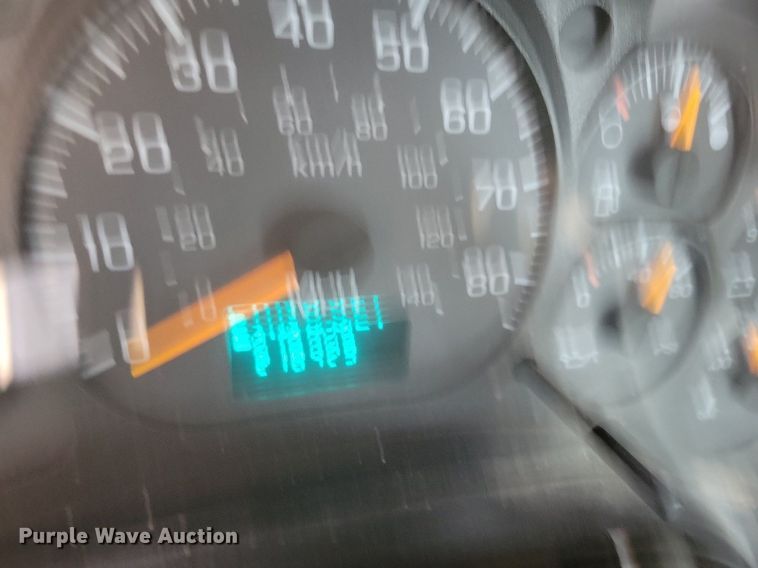 image for item DR4399 2004 GMC  C7500 truck cab and chassis