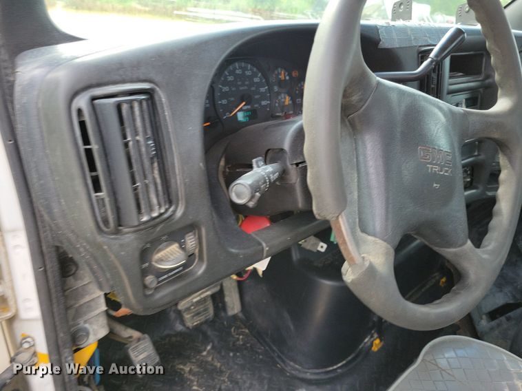 image for item DR4399 2004 GMC  C7500 truck cab and chassis