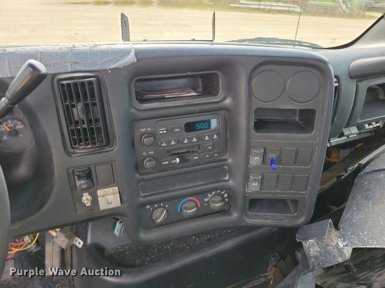 image for item DR4399 2004 GMC  C7500 truck cab and chassis