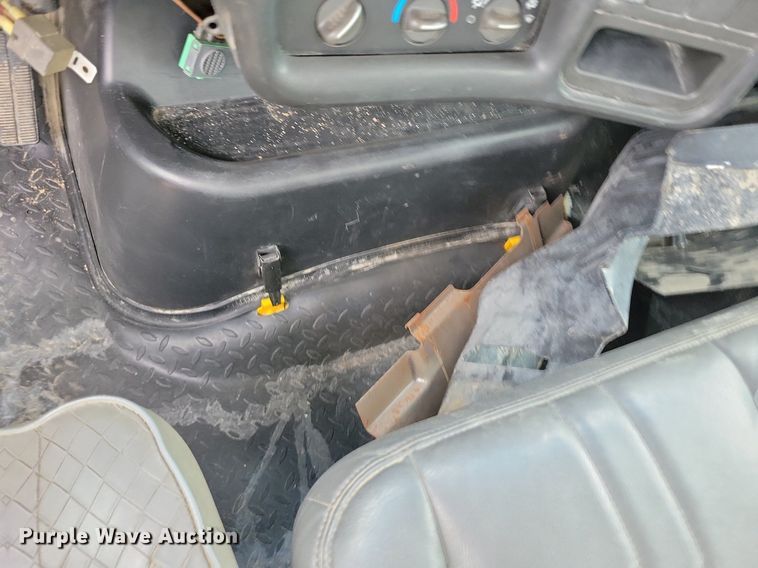 image for item DR4399 2004 GMC  C7500 truck cab and chassis