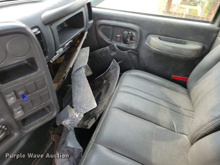 image for item DR4399 2004 GMC  C7500 truck cab and chassis