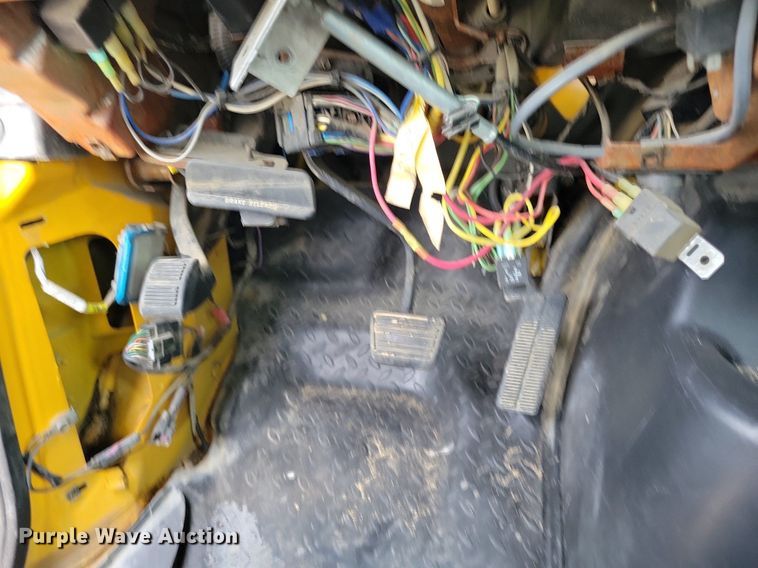 image for item DR4399 2004 GMC  C7500 truck cab and chassis