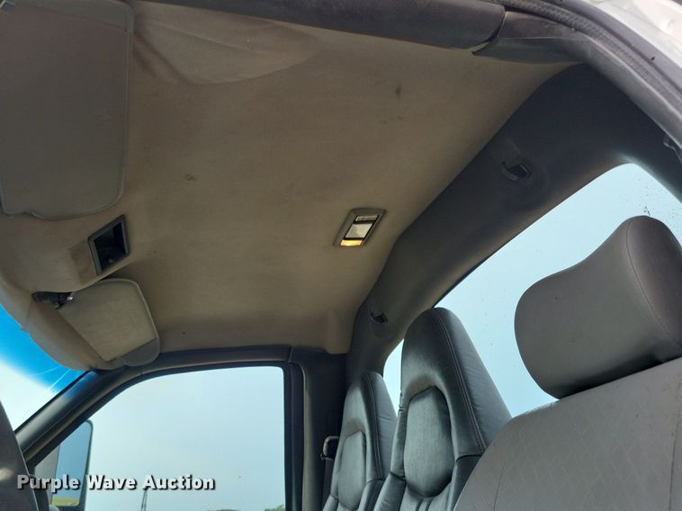 image for item DR4399 2004 GMC  C7500 truck cab and chassis