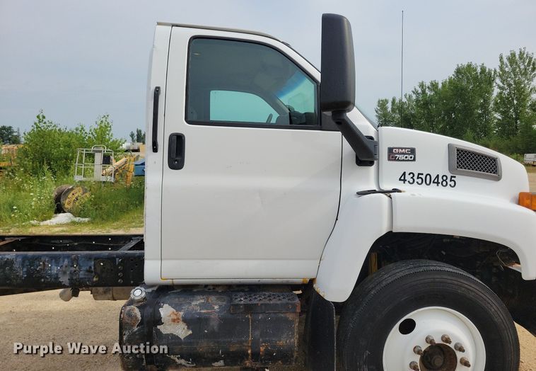 image for item DR4399 2004 GMC  C7500 truck cab and chassis