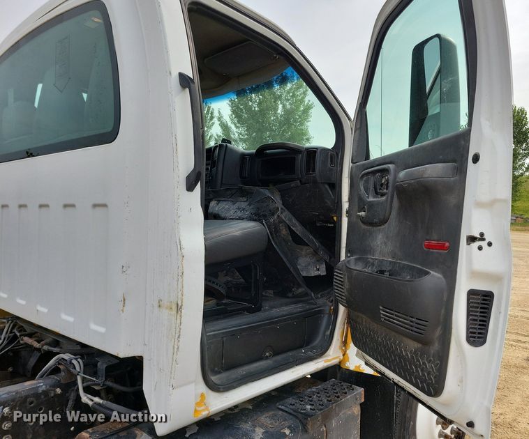 image for item DR4399 2004 GMC  C7500 truck cab and chassis