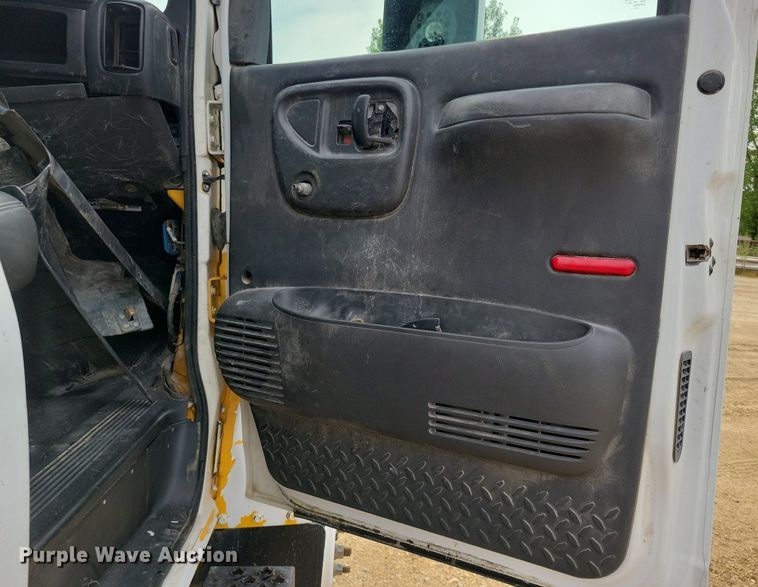 image for item DR4399 2004 GMC  C7500 truck cab and chassis