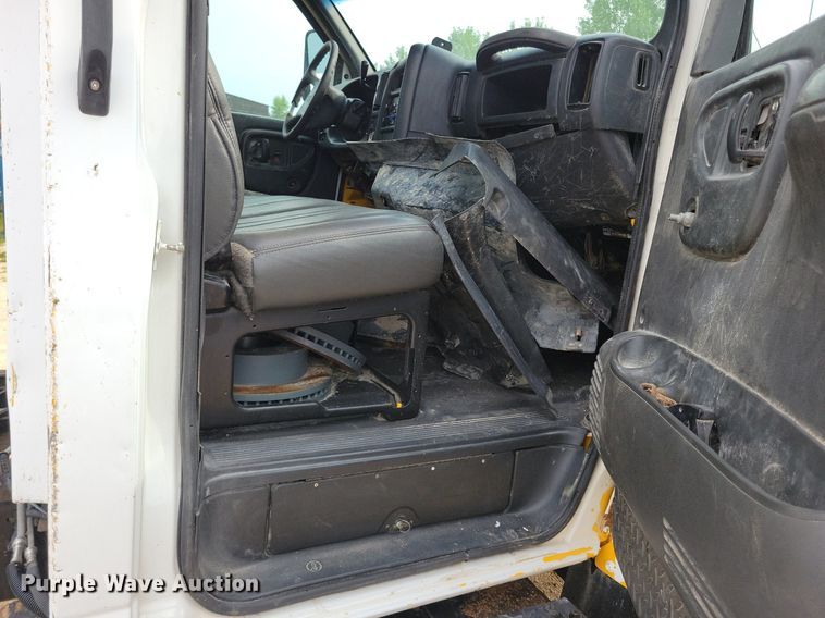 image for item DR4399 2004 GMC  C7500 truck cab and chassis