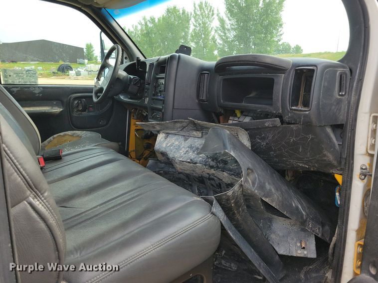 image for item DR4399 2004 GMC  C7500 truck cab and chassis