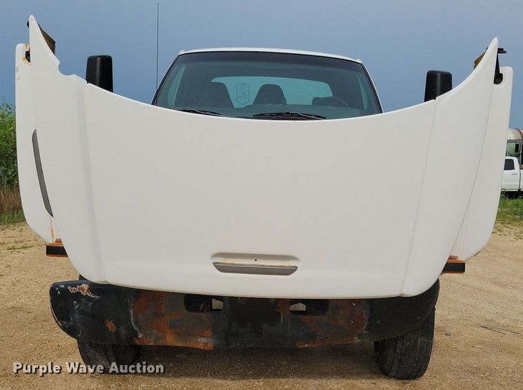 image for item DR4399 2004 GMC  C7500 truck cab and chassis