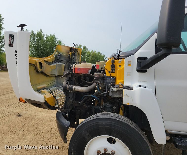 image for item DR4399 2004 GMC  C7500 truck cab and chassis