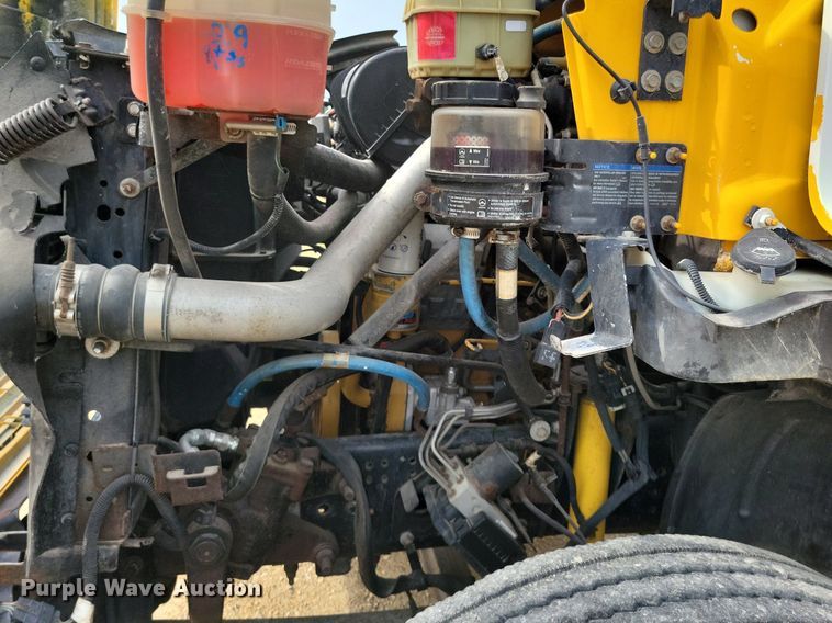 image for item DR4399 2004 GMC  C7500 truck cab and chassis