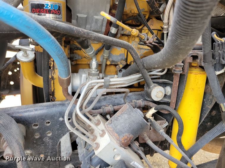 image for item DR4399 2004 GMC  C7500 truck cab and chassis