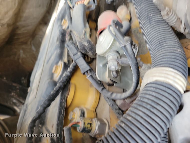 image for item DR4399 2004 GMC  C7500 truck cab and chassis