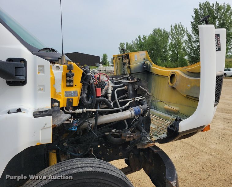 image for item DR4399 2004 GMC  C7500 truck cab and chassis