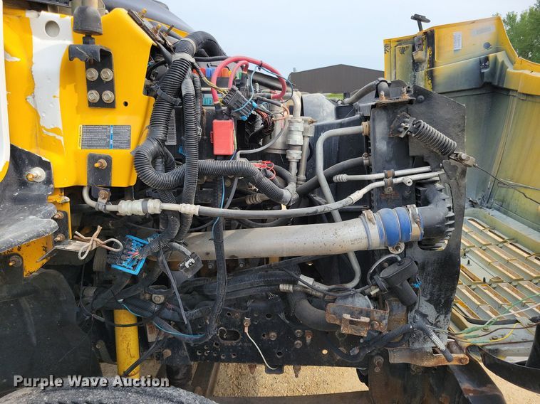 image for item DR4399 2004 GMC  C7500 truck cab and chassis