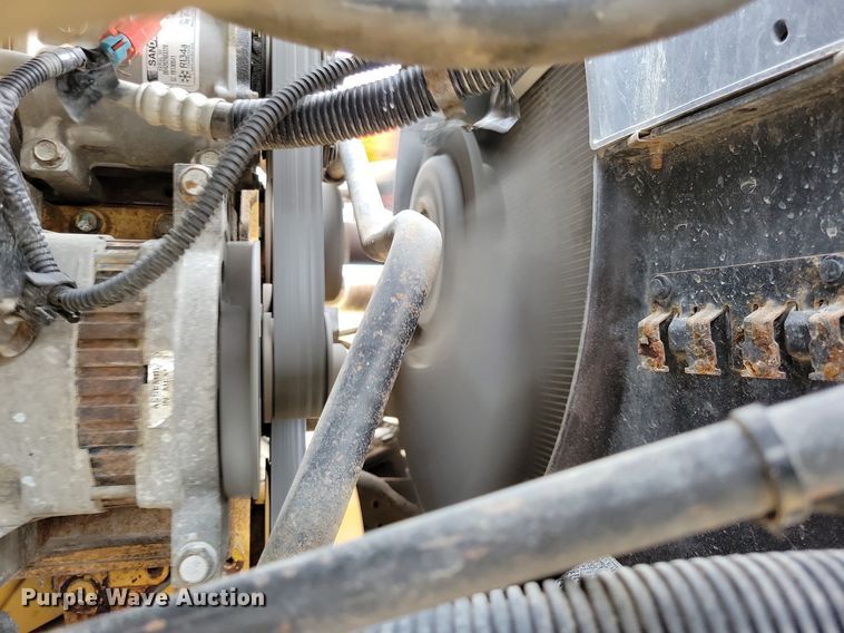 image for item DR4399 2004 GMC  C7500 truck cab and chassis