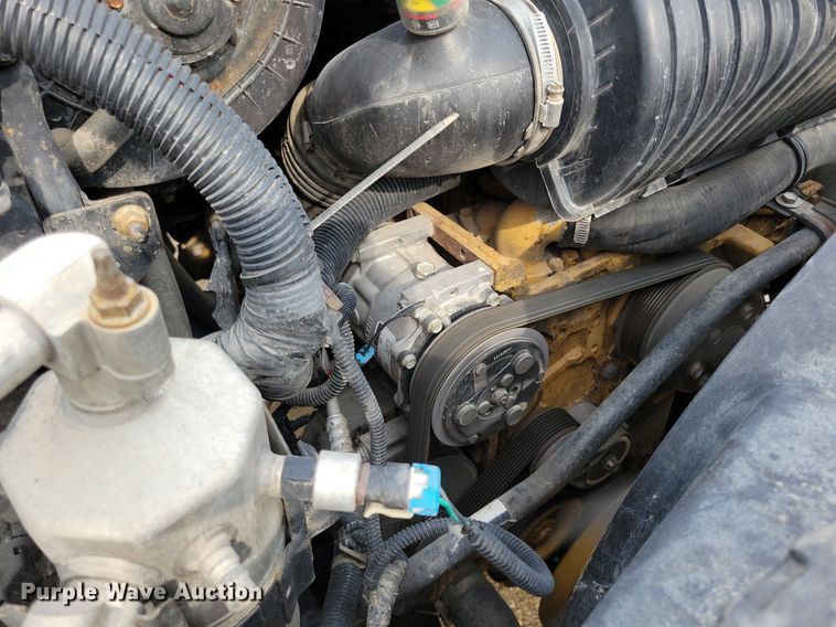 image for item DR4399 2004 GMC  C7500 truck cab and chassis