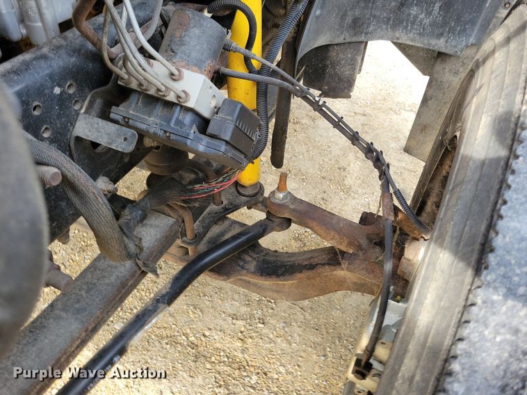 image for item DR4399 2004 GMC  C7500 truck cab and chassis