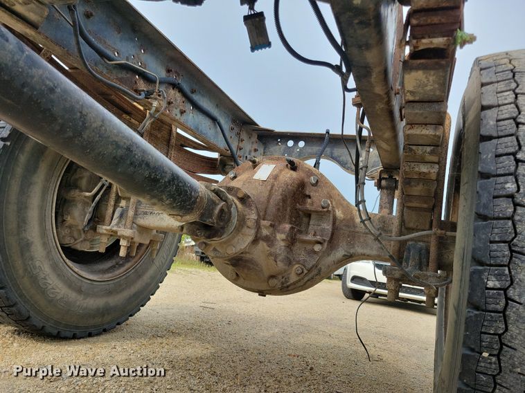 image for item DR4399 2004 GMC  C7500 truck cab and chassis