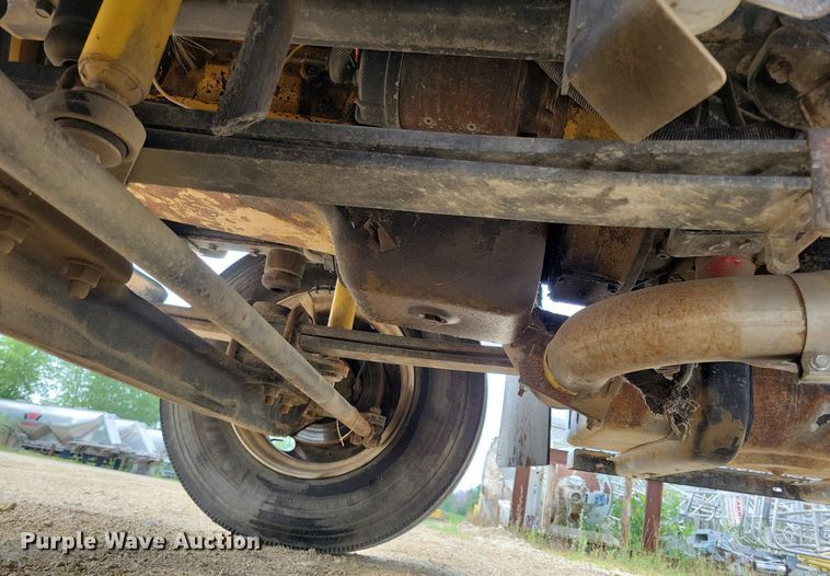 image for item DR4399 2004 GMC  C7500 truck cab and chassis