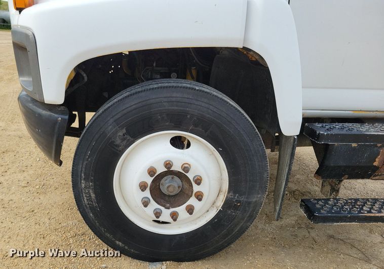 image for item DR4399 2004 GMC  C7500 truck cab and chassis