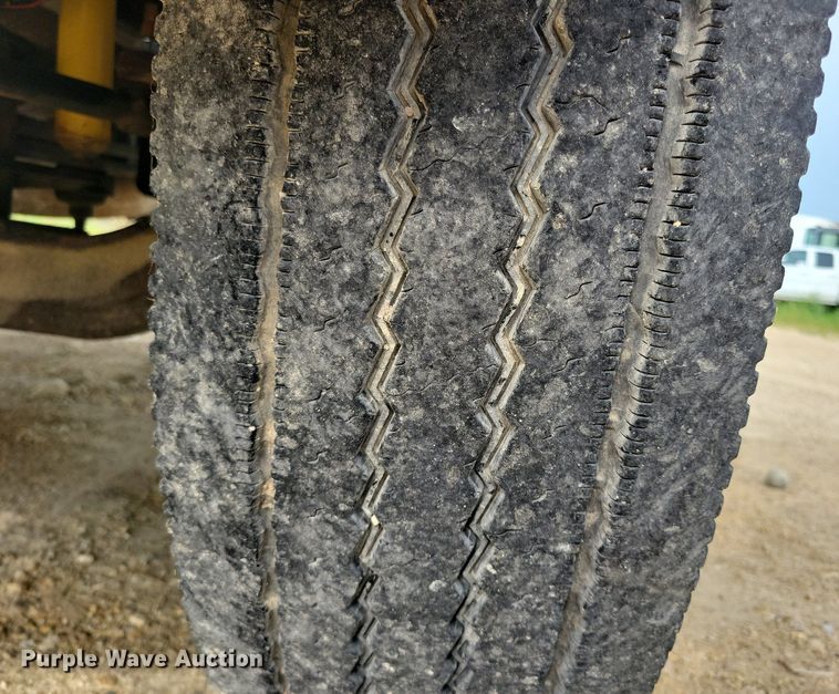 image for item DR4399 2004 GMC  C7500 truck cab and chassis