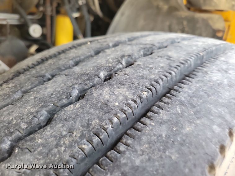 image for item DR4399 2004 GMC  C7500 truck cab and chassis