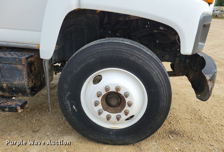 image for item DR4399 2004 GMC  C7500 truck cab and chassis