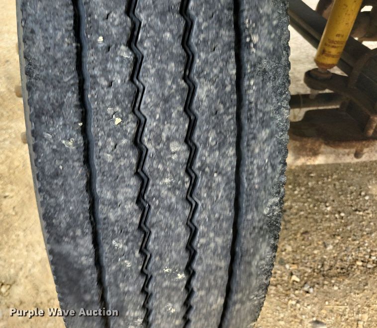 image for item DR4399 2004 GMC  C7500 truck cab and chassis