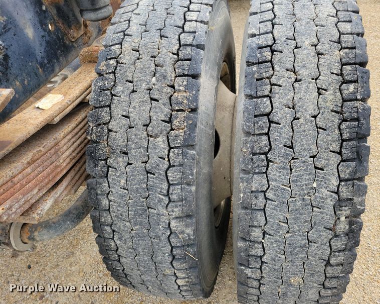 image for item DR4399 2004 GMC  C7500 truck cab and chassis