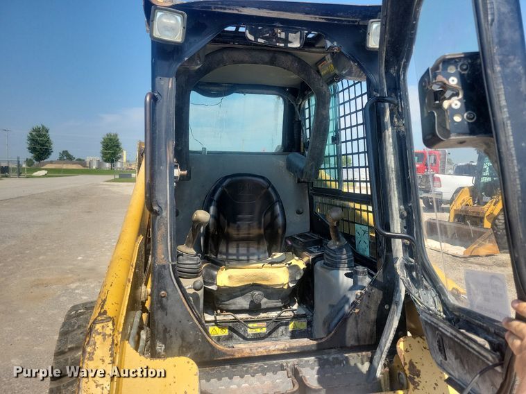 image for item DR4404 2007 Caterpillar 246B skid steer loader
