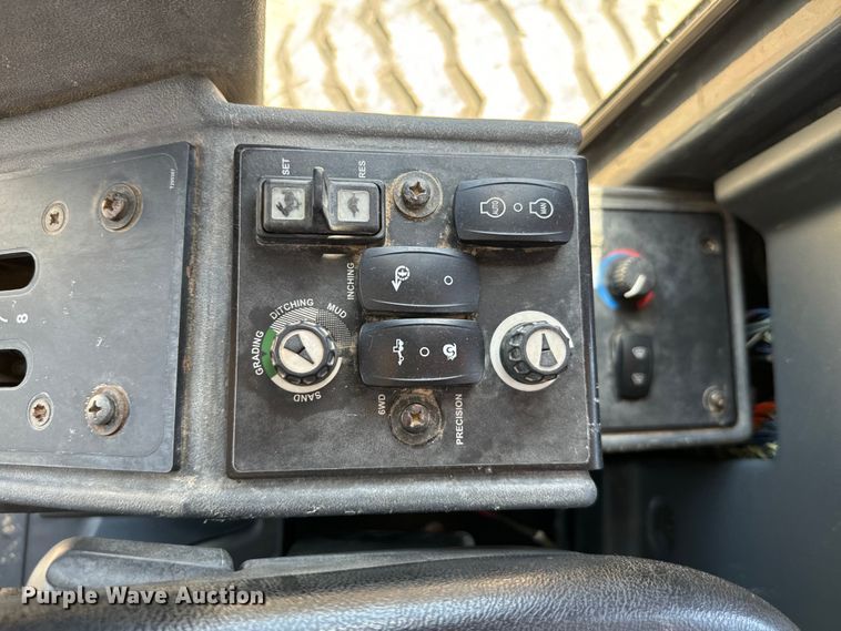 image for item DS2503 2011 John Deere 772G motor grader