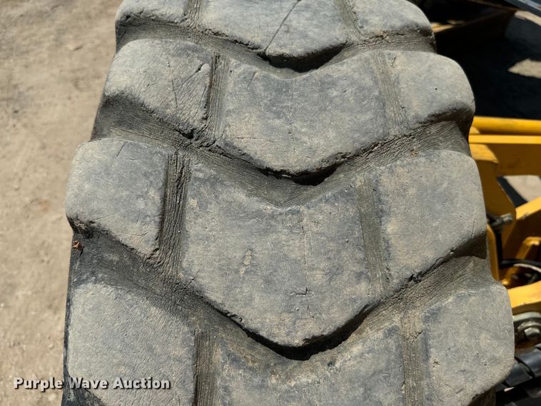 image for item DS2503 2011 John Deere 772G motor grader