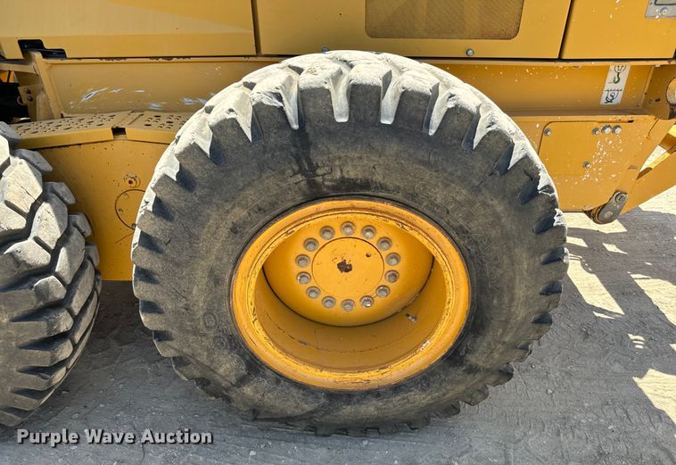 image for item DS2503 2011 John Deere 772G motor grader