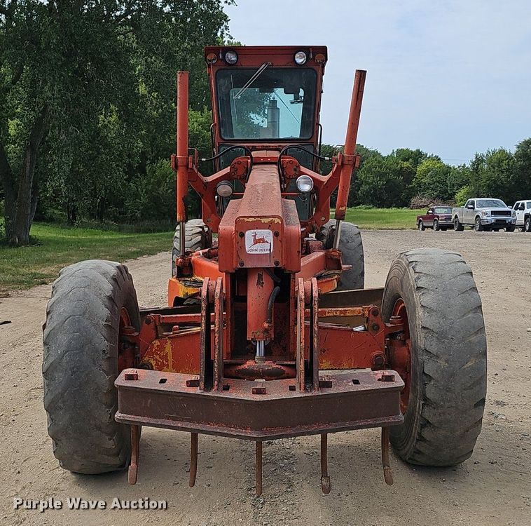 image for item DS4657 1985 John Deere 670A motor grader