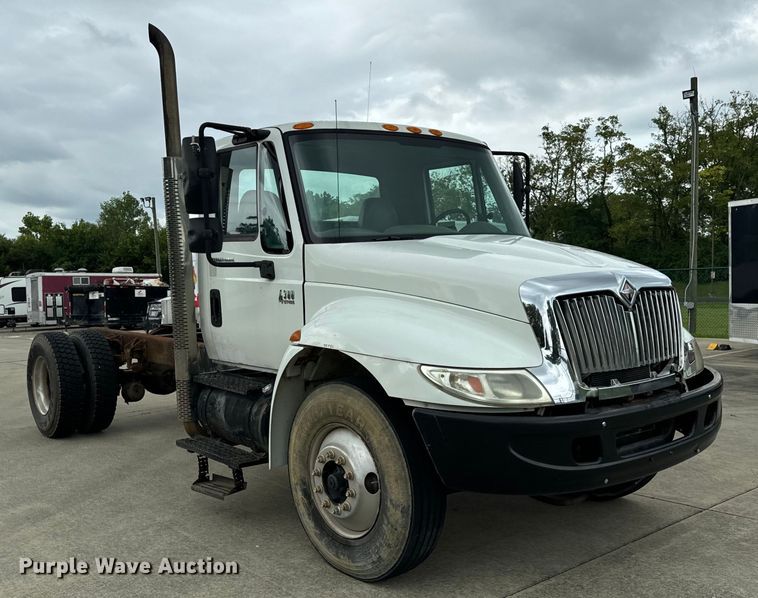 image for item DV5864 2005 International  4300 truck cab and chassis