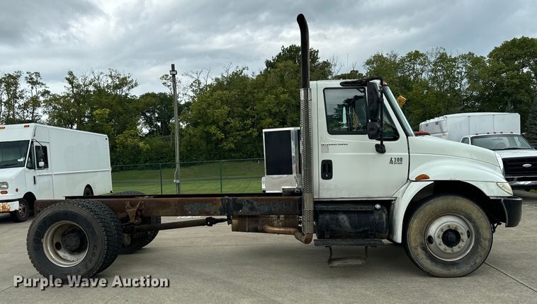 image for item DV5864 2005 International  4300 truck cab and chassis