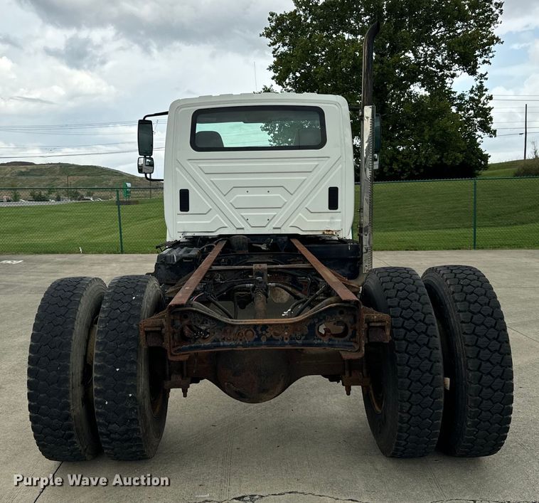 image for item DV5864 2005 International  4300 truck cab and chassis