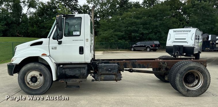image for item DV5864 2005 International  4300 truck cab and chassis