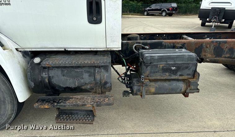 image for item DV5864 2005 International  4300 truck cab and chassis