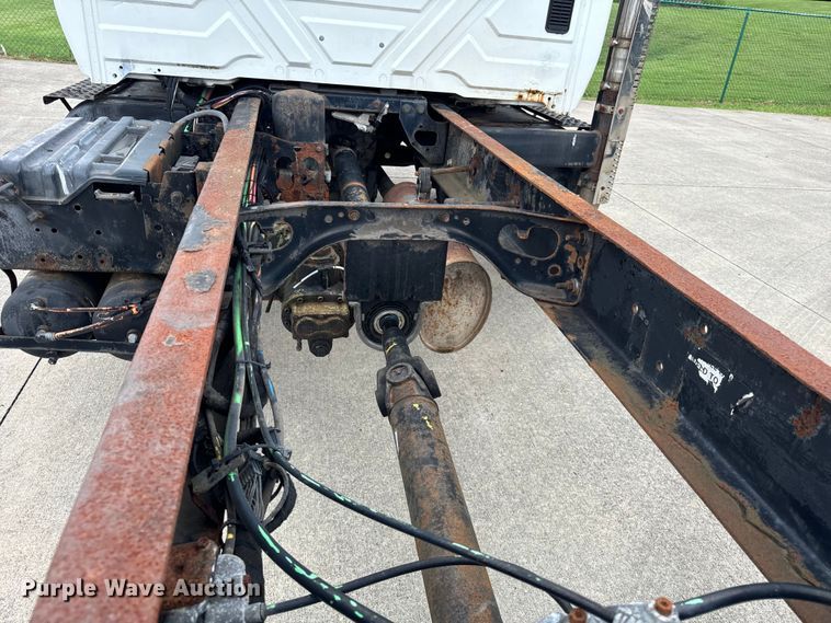 image for item DV5864 2005 International  4300 truck cab and chassis