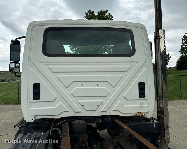 image for item DV5864 2005 International  4300 truck cab and chassis