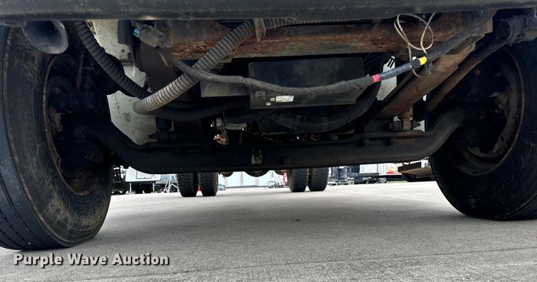 image for item DV5864 2005 International  4300 truck cab and chassis