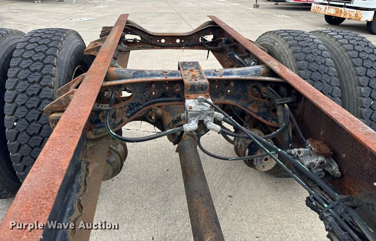 image for item DV5864 2005 International  4300 truck cab and chassis