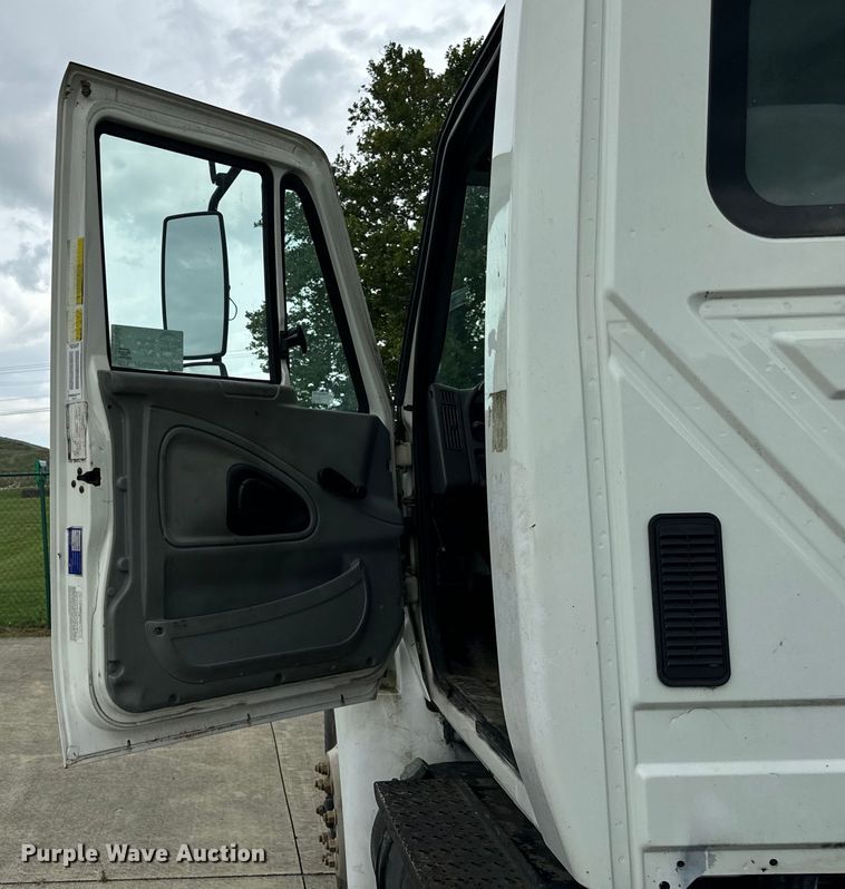 image for item DV5864 2005 International  4300 truck cab and chassis