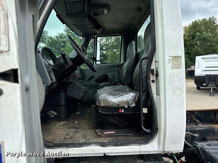image for item DV5864 2005 International  4300 truck cab and chassis