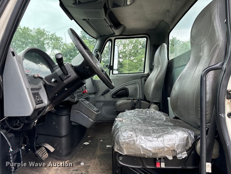 image for item DV5864 2005 International  4300 truck cab and chassis